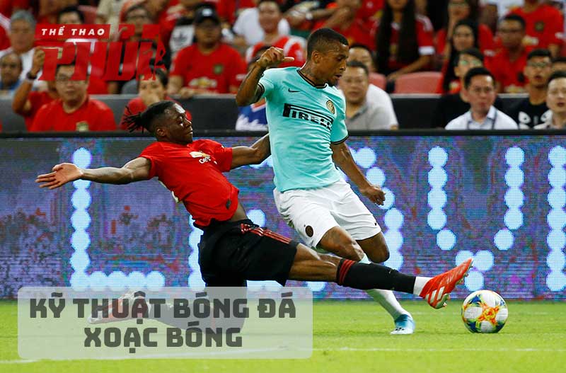 Kỹ thuật bóng đá cơ bản – Xoạc bóng