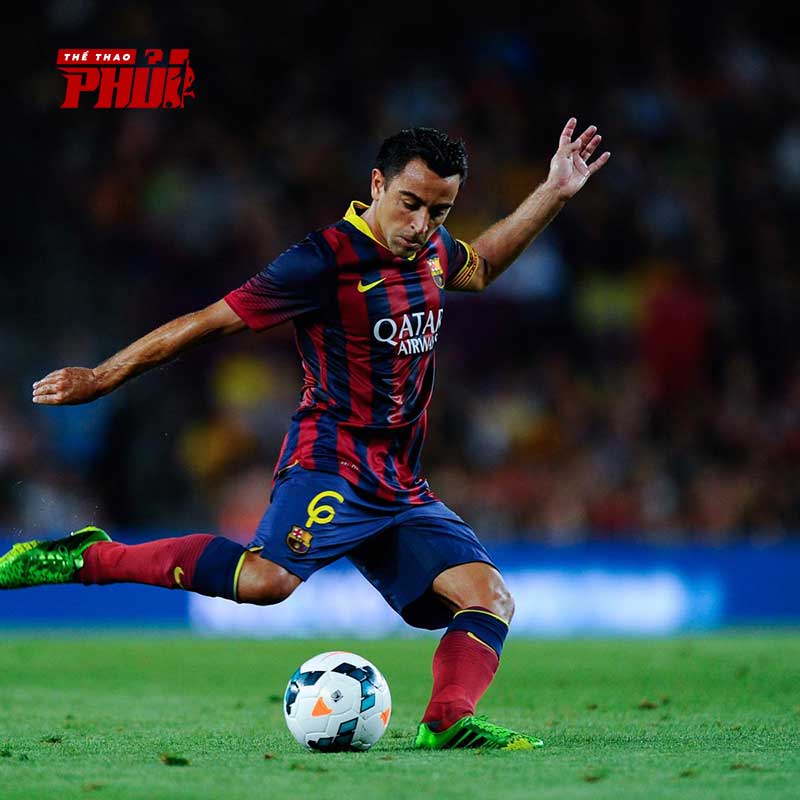 Tư thế chuyền bóng của Xavi Hernández