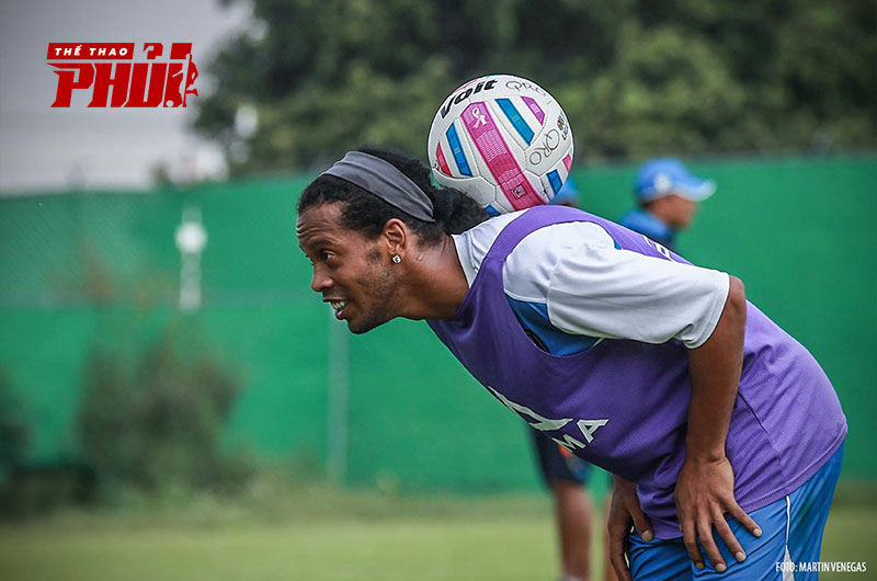 Ronaldinho - người đã mang tâng bóng nghệ thuật trở nên phổ biến hơn