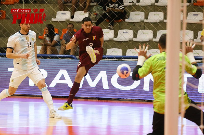 Chích mũi giày là kỹ thuật giúp bạn trở thành sát thủ săn bàn trong Futsal