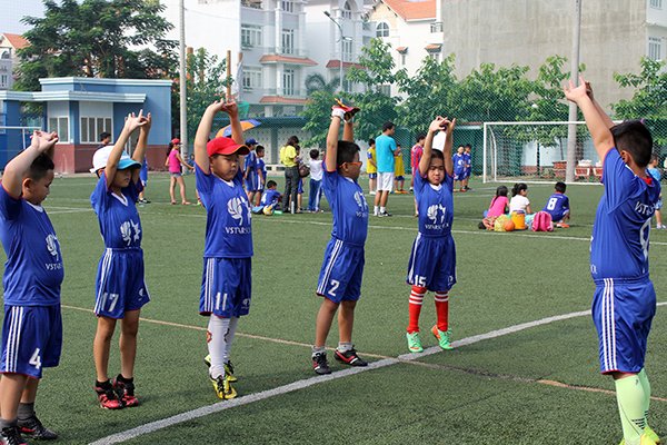 Khởi động là động tác quan trọng trong bóng đá