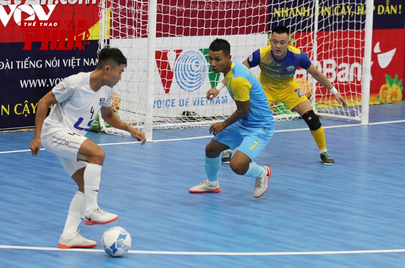 Gầm giày là một vũ khí lợi hại trong Futsal