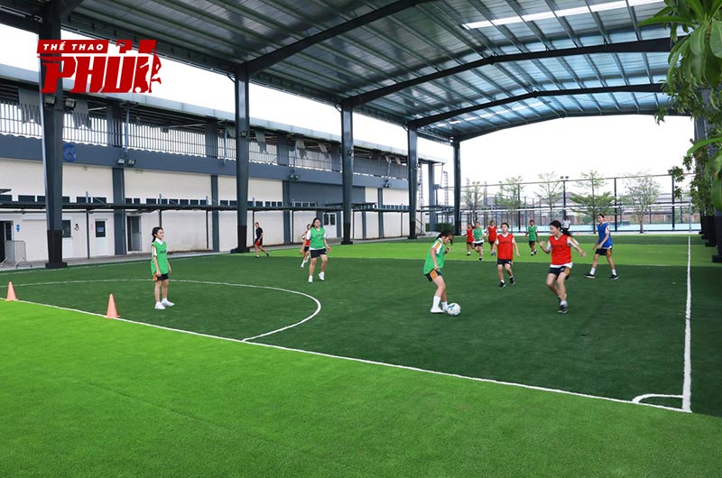 Hạn chế sử dụng môt đôi giày chung cho cả 2 mặt sân là cỏ nhân tạo và sân sàn futsal