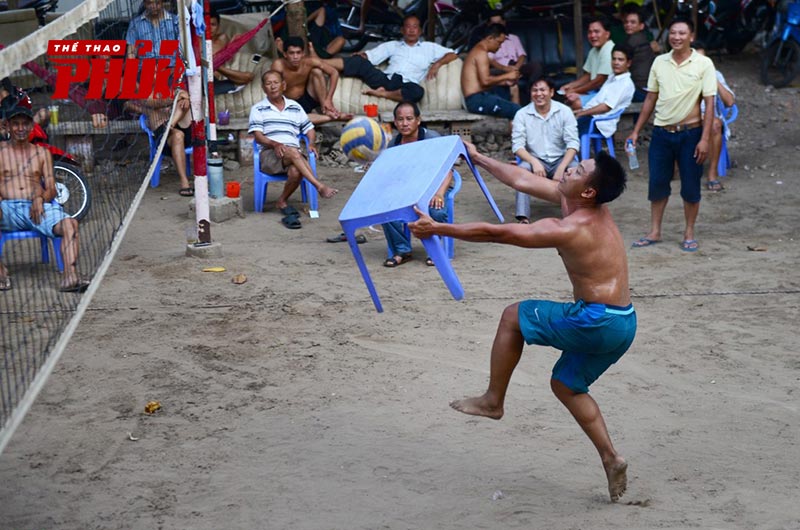 Đánh bóng chuyền bằng bàn nhựa